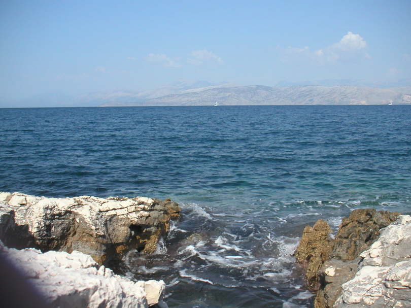 Bucht von Kassiopi mit  Blick auf die Berge Albaniens. 