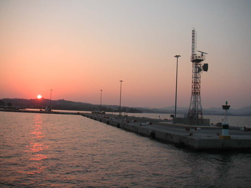 Mit den letzten Sonnenstrahlen erreichen wir wieder den Hafen.
