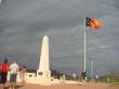 Anzac Hill mit Ehrenmal und der Flagge des Northern Territory.