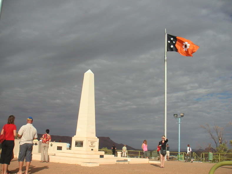Anzac Hill mit Ehrenmal und der Flagge des Northern Territory.