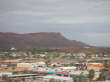 Alice Springs  - Im Hintergrund die Gebirgskette der MacDonnell Ranges.