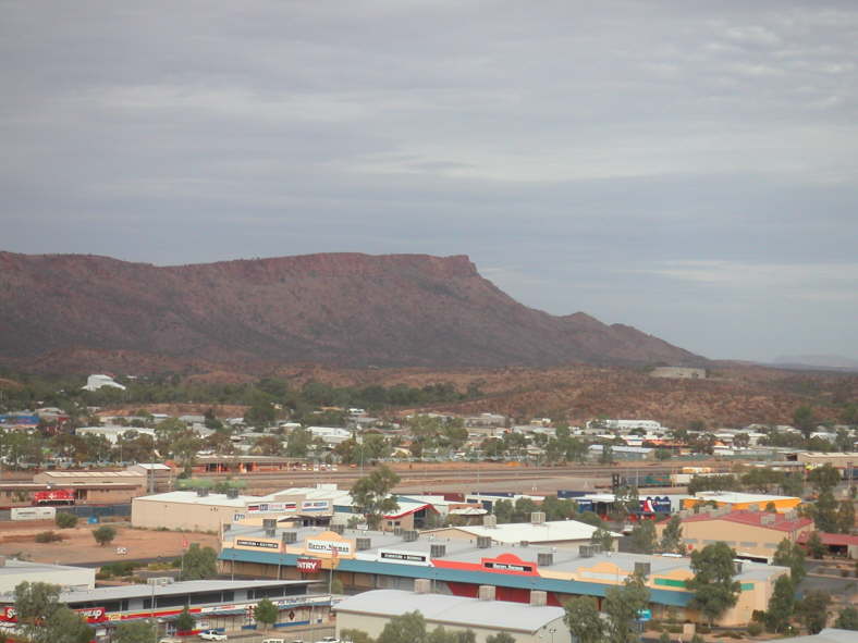 Alice Springs  - Im Hintergrund die Gebirgskette der MacDonnell Ranges.