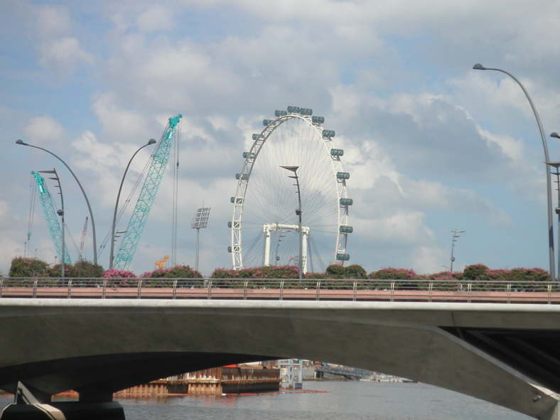 den "Singapore Flyer"  (mit einer H�he von 160 Metern das gr��te Riesenrad der Welt) gab es da n och nicht.