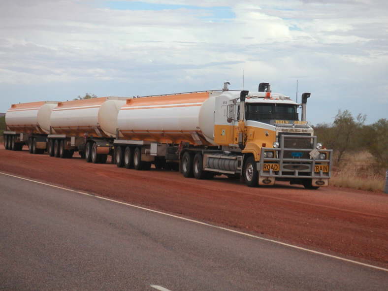 Road Train - erlaubt sind maximal 53,50 Meter L�nge.