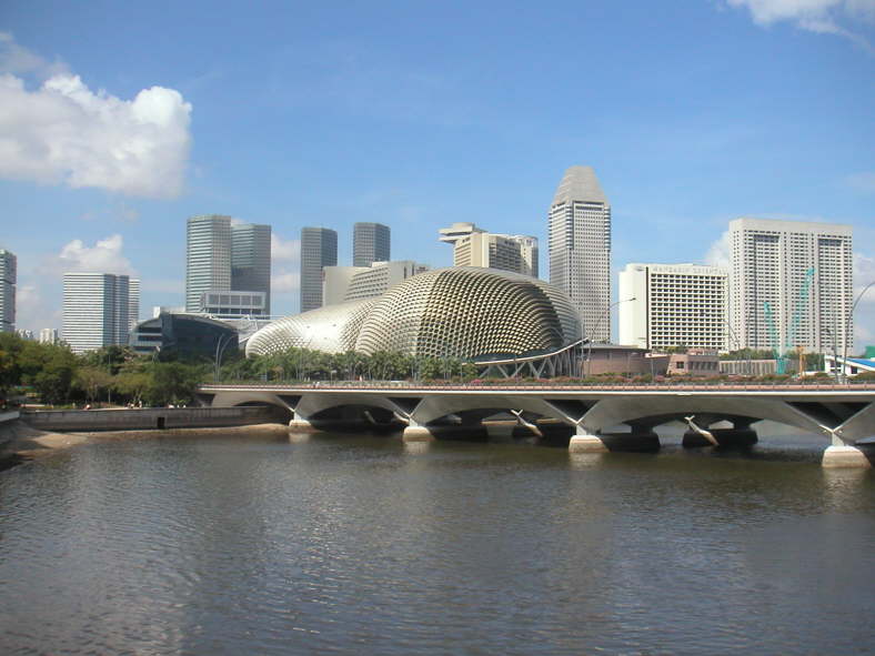 Am Singapore River. Im Vordergrund die Konzerthalle Esplanade. 