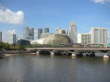 Am Singapore River. Im Vordergrund die Konzerthalle Esplanade. 