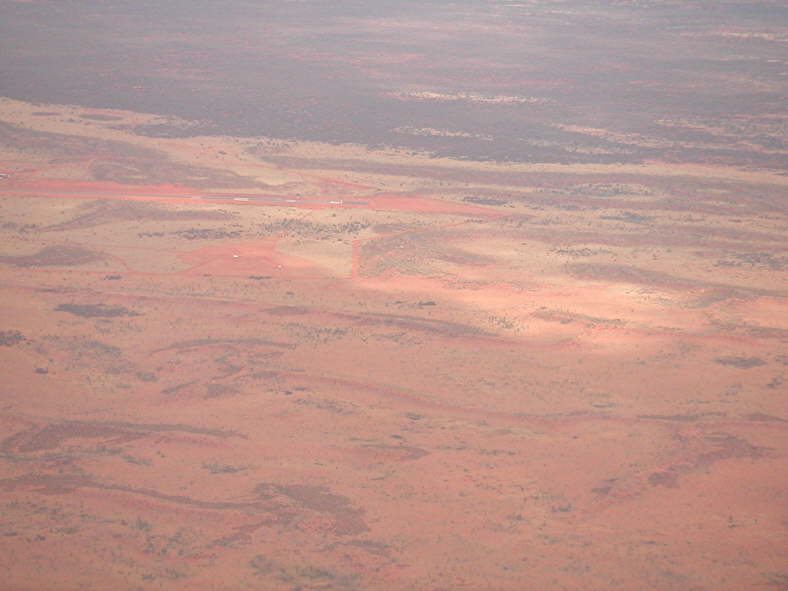 Mitten in der W�ste die Landebahn des Ayers Rock Airport.