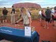 Unsere Reiseleiterin Irene Spillmann trifft Vorbereitung f�r den Sonnenuntergang am Ayers Rock.