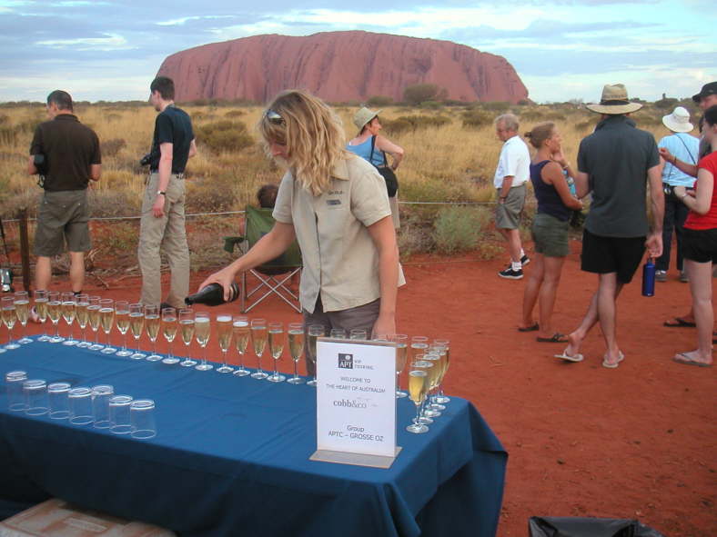 Unsere Reiseleiterin Irene Spillmann trifft Vorbereitung f�r den Sonnenuntergang am Ayers Rock.