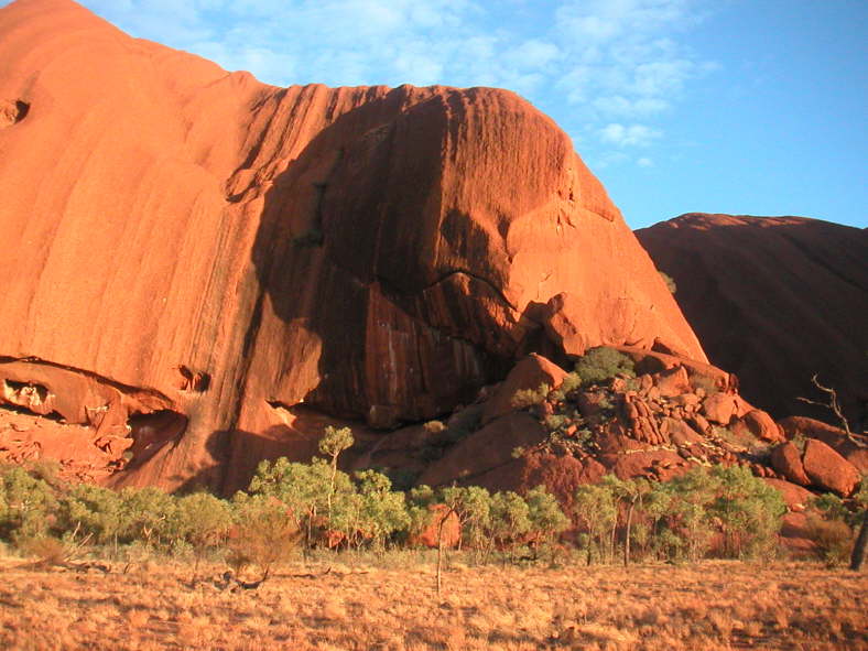 1995 wurden sie wieder offiziell in Kata Tjuta umbenannt.