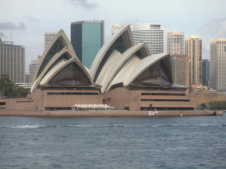 Es geht auf den Entwurf des d�nischen Architekten J�rn Utzon zur�ck.