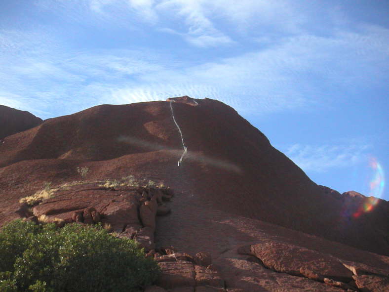 Das Besteigen des Uluru ist auf der gekennzeichneten Strecke erlaubt, aber von den Ureinwohnern nicht erw�nscht.