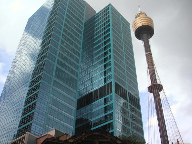 Der Turm ist 305 Meter hoch.