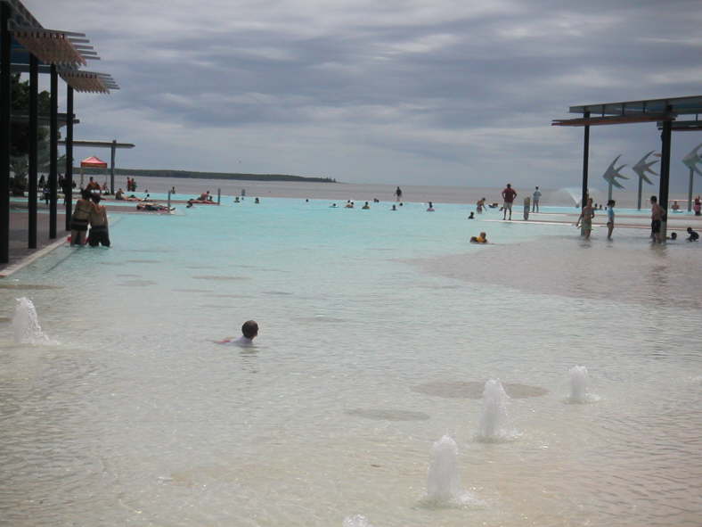 Baden im Meer ist hier wegen Krokodilen, Haien und giftigen Quallen nicht angebracht.