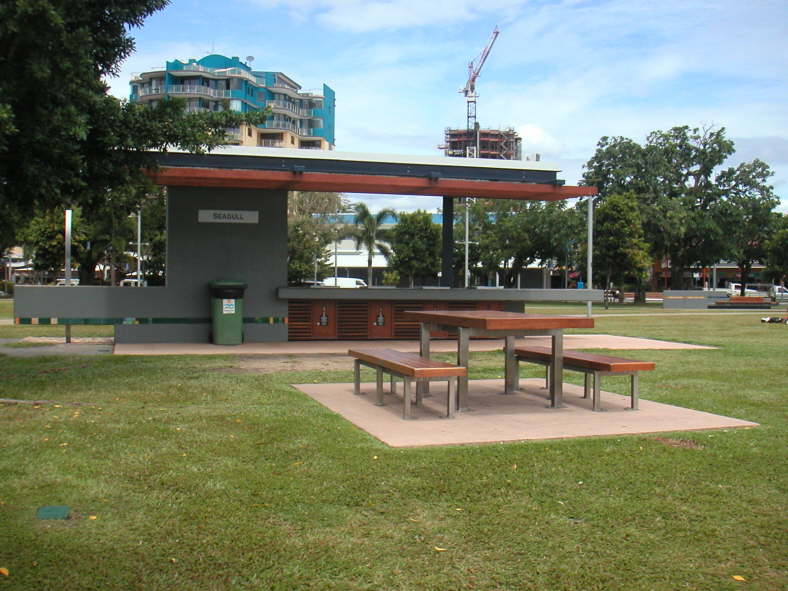 �berall an der Esplanade gibt es Barbecu Pl�tze - hier kann man selber grillen.