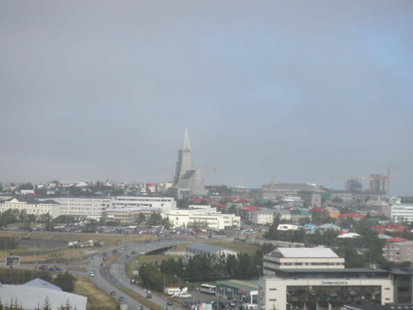 Noch im Dunst - die Hallgr�mskirkja.