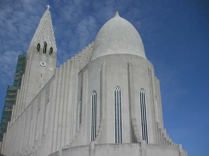 Es dauerte �ber 40 Jahre (ab 1943), bis die Kirche 1986 eingeweiht wurde.