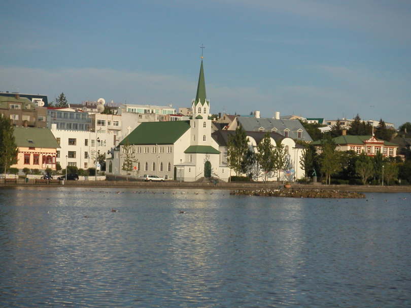 Tj�rnin (dt. "Teich"), im Hintergrund die Fr�kirkja.