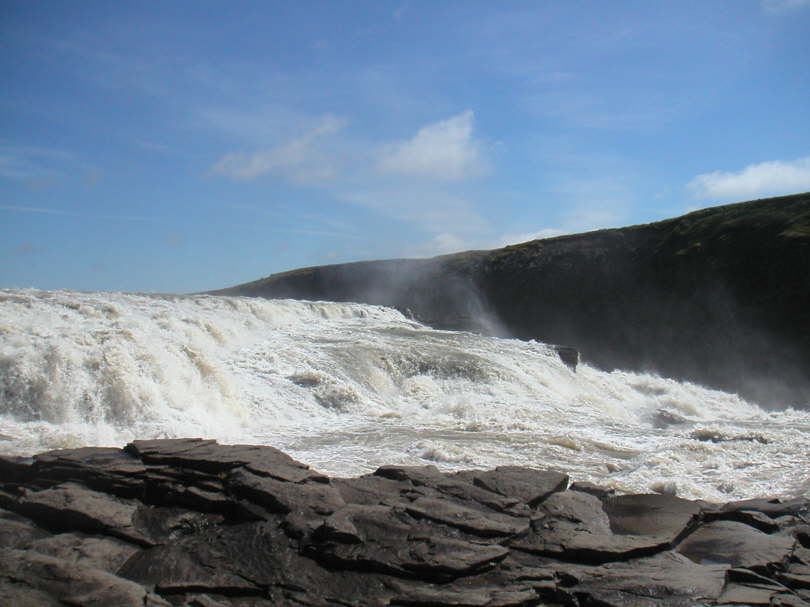 Der Wasserfall rauscht �ber zwei Stufen (11 m und 21 m hoch).