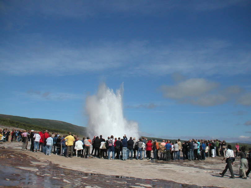 Der Strokkur (dt. Butterfass) ist ein bekannter Geysir in Island.