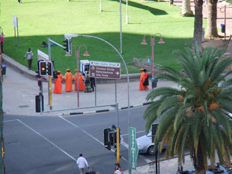 Hererofrauen in Orange