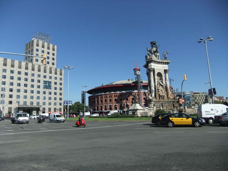 Pla�a d'Espanya ist ein zentraler Verkehrsknotenpunkt in Barcelona 
