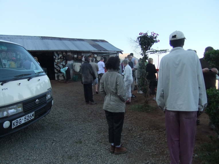In fast 2000 Meter H�he ist es auch in Afrika am Morgen recht frisch.