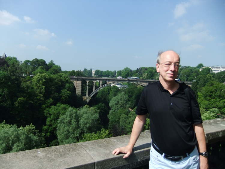Im Hintergrund - Pont Adolphe verbindet Altstadt und Festung mit dem Bahnhofsquartier
