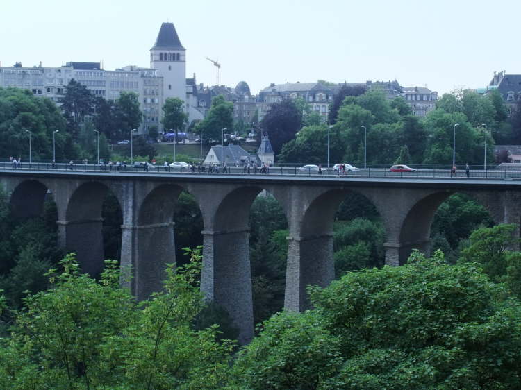 Die Passerelle �berquert das Petruss-Tal in einer H�he von 45 Metern
