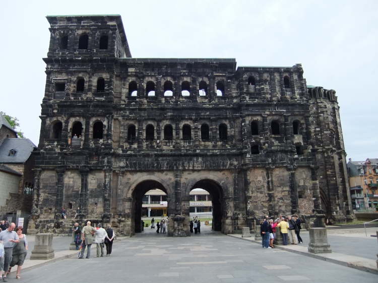 Die Porta Nigra (lateinisch f�r Schwarzes Tor) 