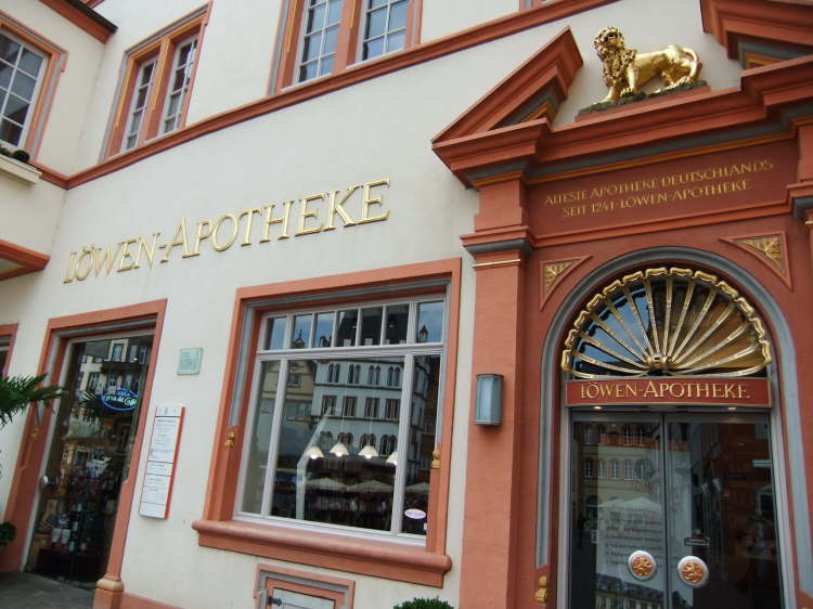 L�wen-Apotheke am Hauptmarkt (�lteste Apotheke Deutschlands)