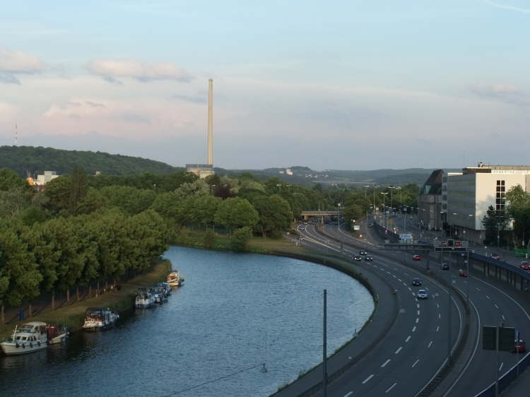 Im Hintergrund das Kraftwerk R�merbr�cke an der Saar